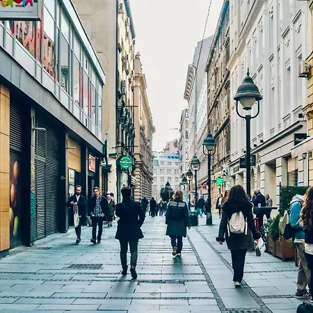 Circle Of 2 Apartman